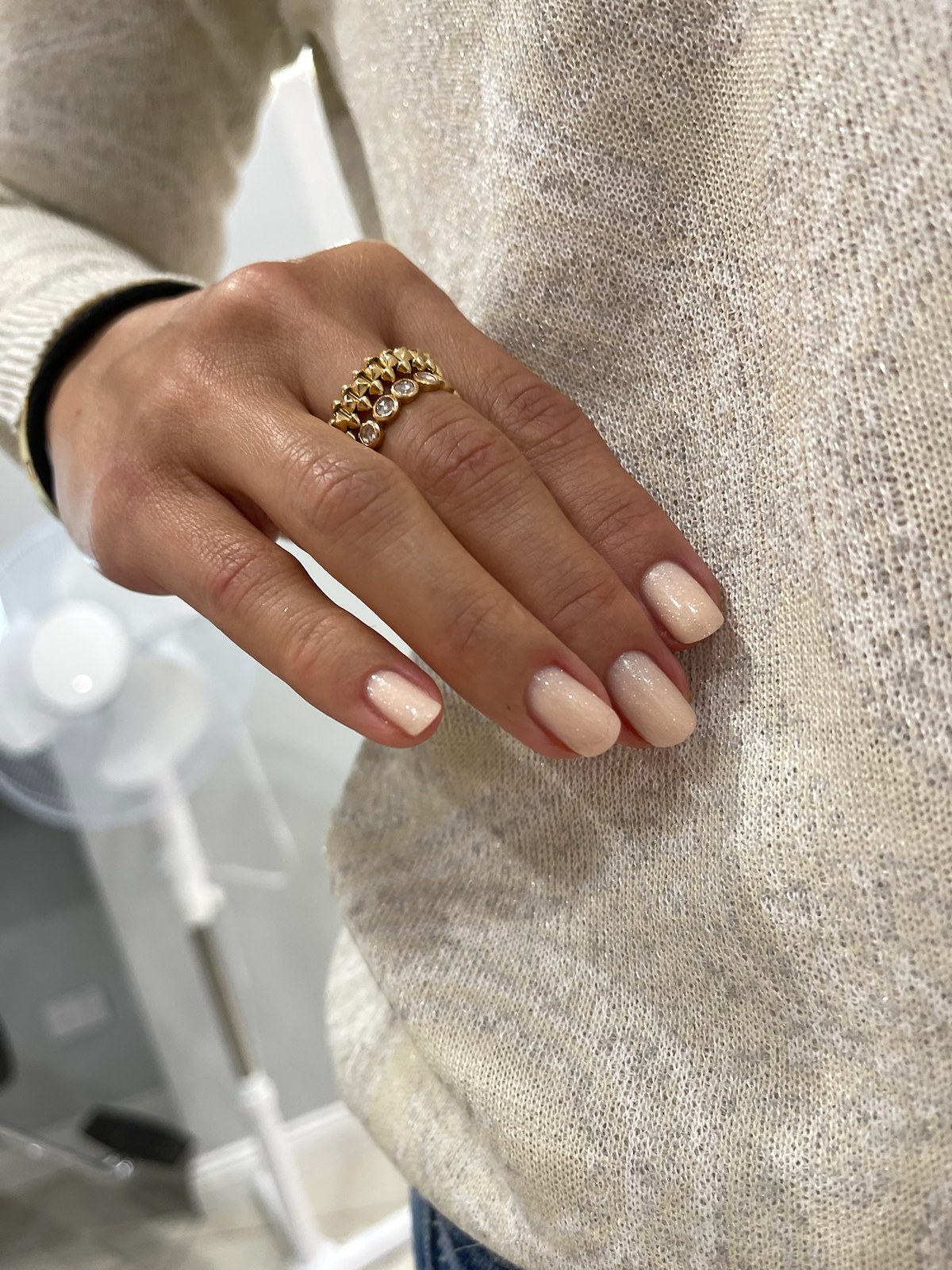 Nude glossy round manicure