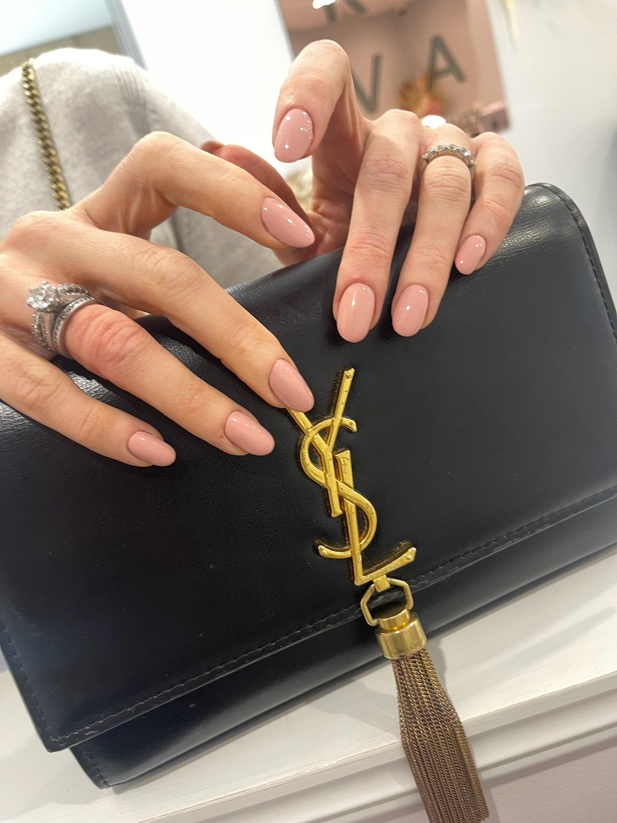 Nude glossy round manicure