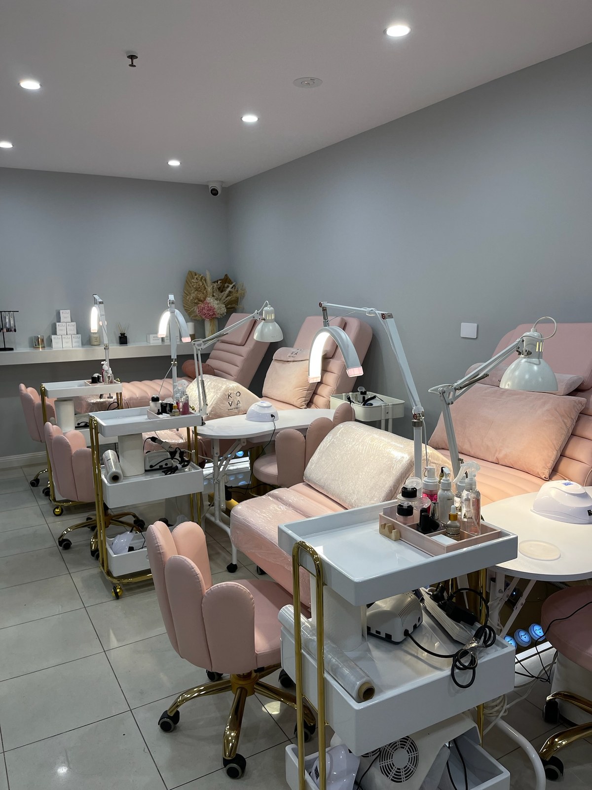 Pedicure zone with multiple treatment stations